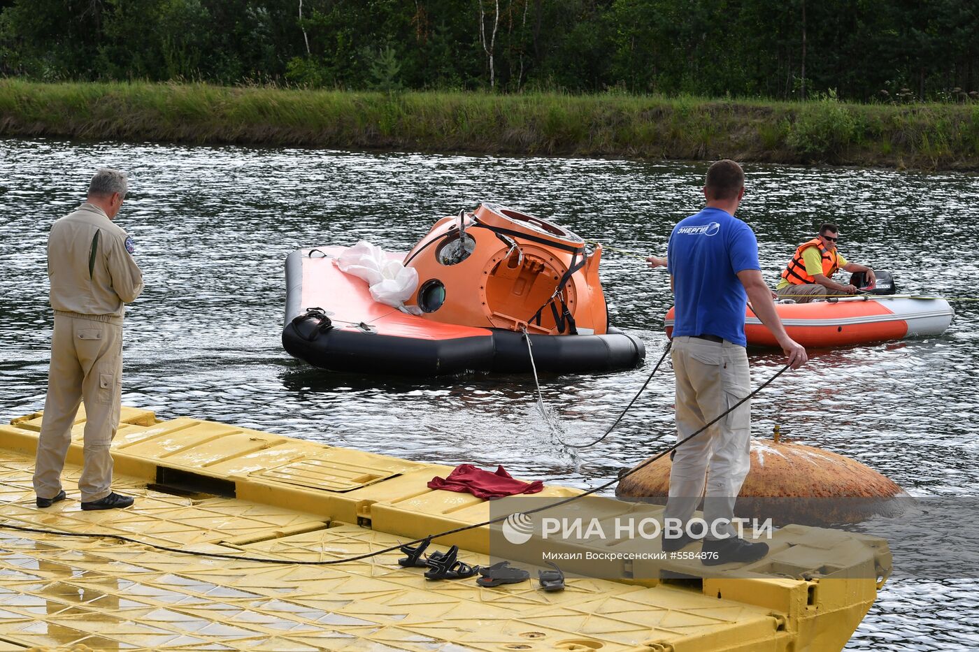 Тренировка экипажа МКС-59/60 при посадке космического корабля на водную поверхность 