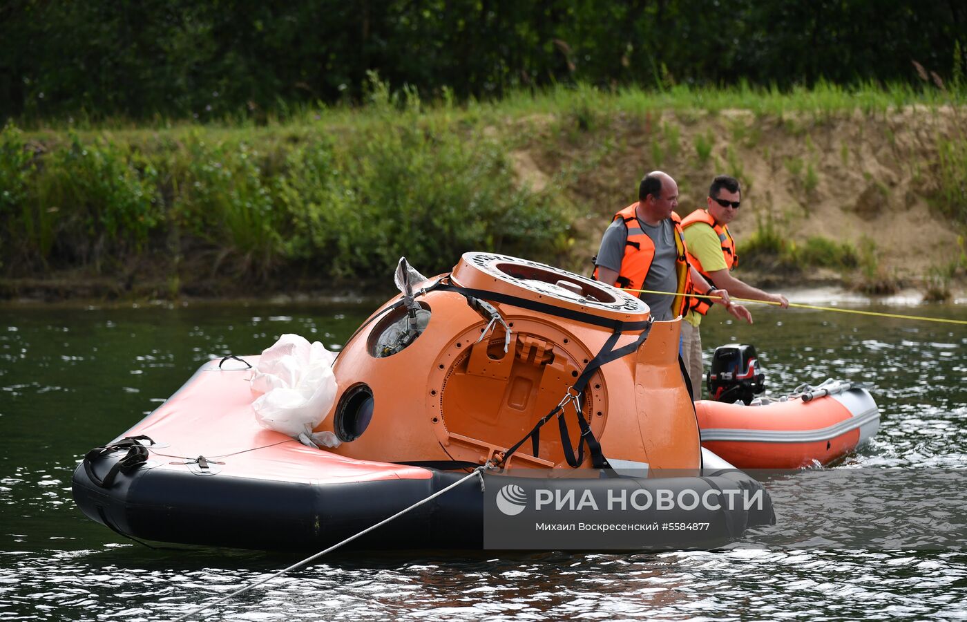 Тренировка экипажа МКС-59/60 при посадке космического корабля на водную поверхность 