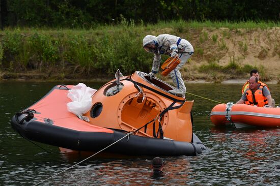 Тренировка экипажа МКС-59/60 при посадке космического корабля на водную поверхность 