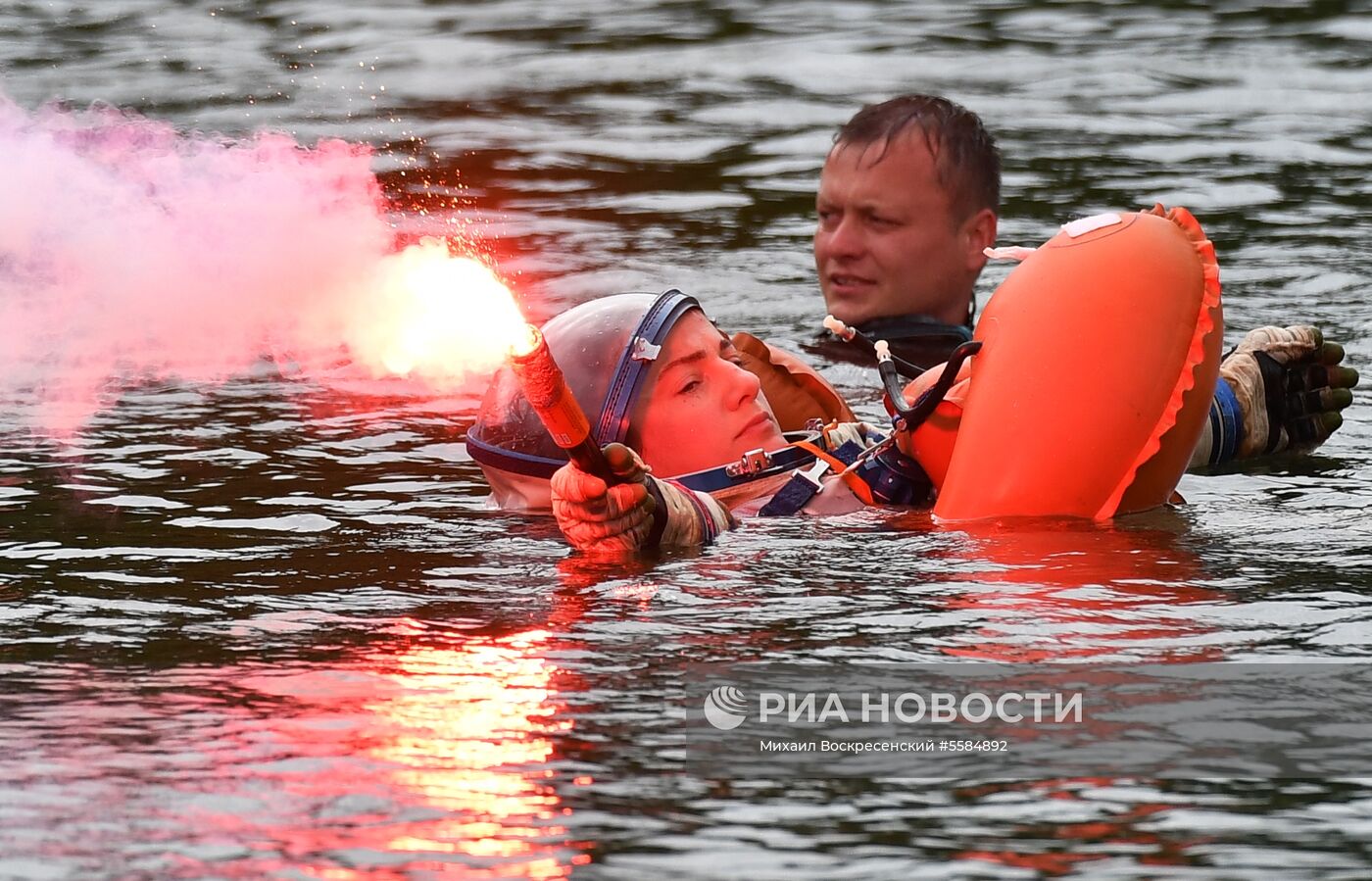 Тренировка экипажа МКС-59/60 при посадке космического корабля на водную поверхность 