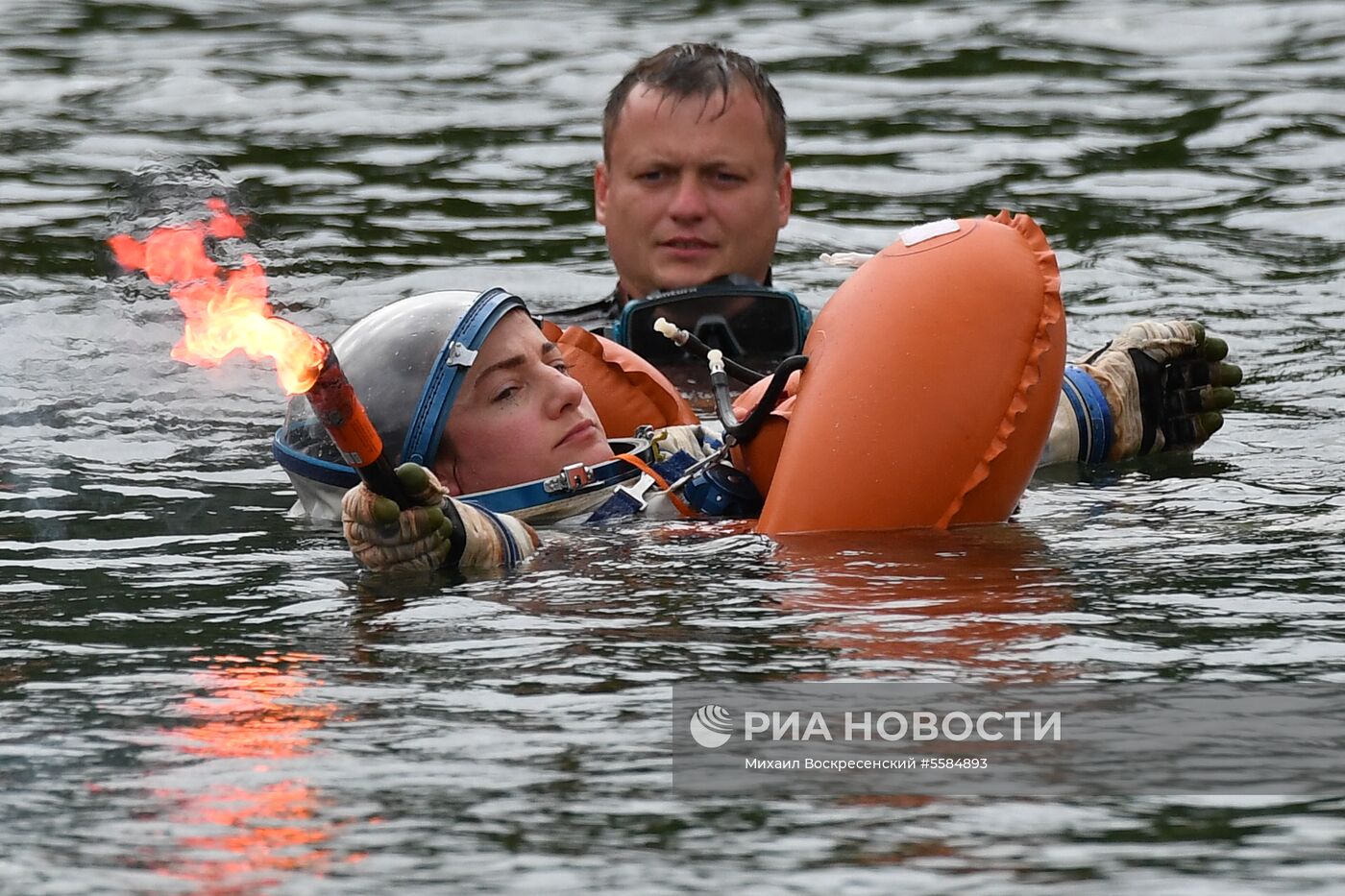 Тренировка экипажа МКС-59/60 при посадке космического корабля на водную поверхность 