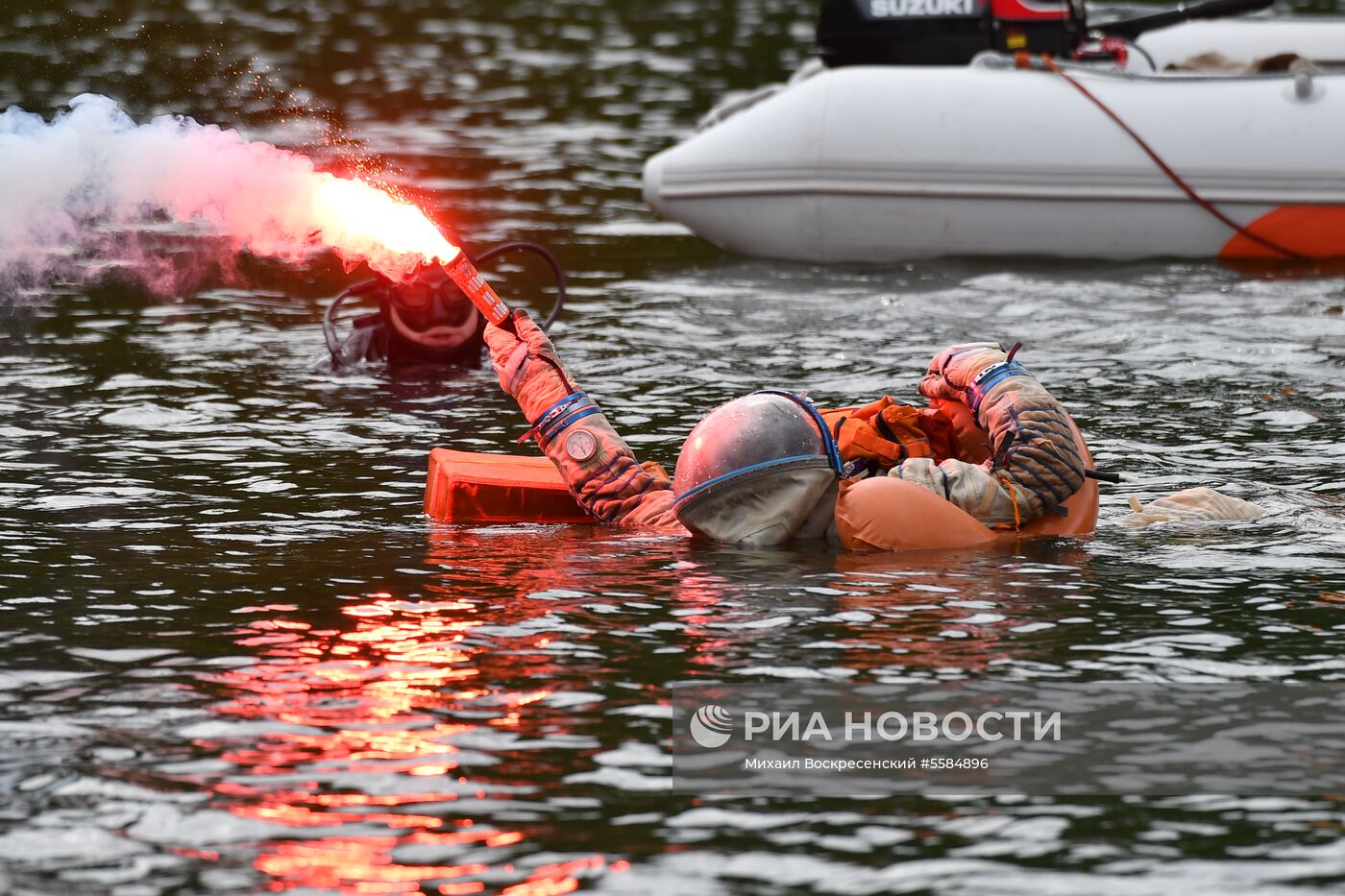 Тренировка экипажа МКС-59/60 при посадке космического корабля на водную поверхность 