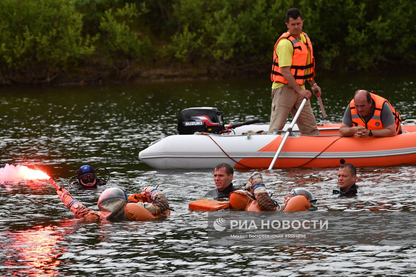 Тренировка экипажа МКС-59/60 при посадке космического корабля на водную поверхность 