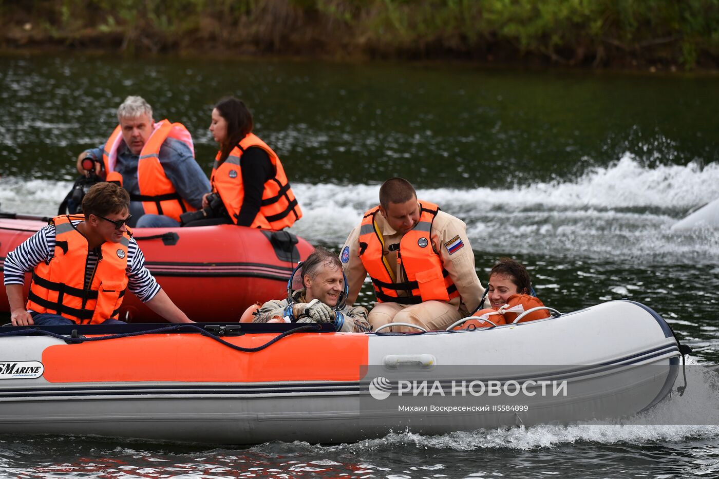 Тренировка экипажа МКС-59/60 при посадке космического корабля на водную поверхность 