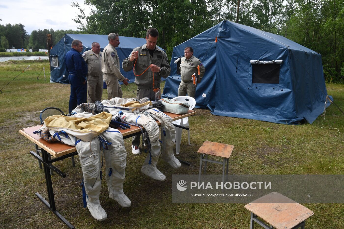 Тренировка экипажа МКС-59/60 при посадке космического корабля на водную поверхность 