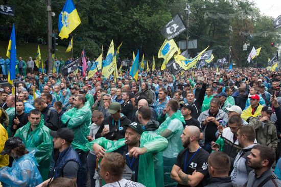 Центр Киева заблокировали автовладельцы с европейскими номерами