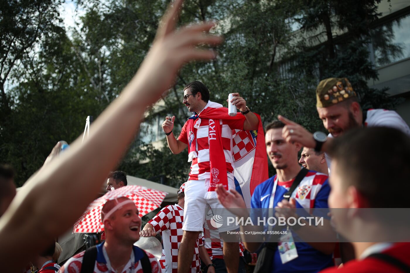 Болельщики перед матчем ЧМ-2018 по футболу между сборными Хорватии и Англии