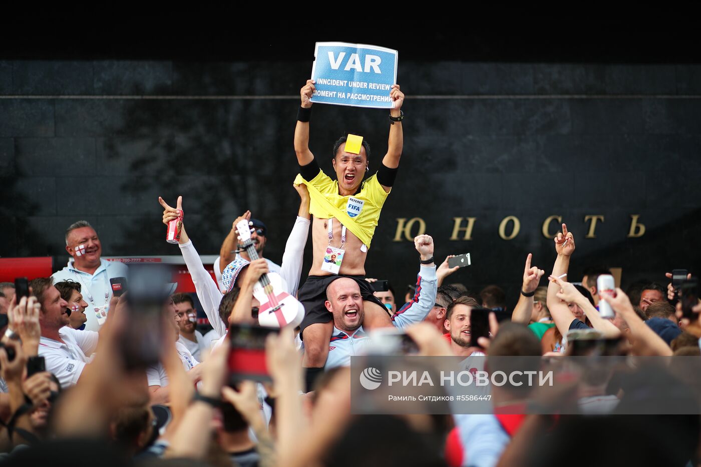 Болельщики перед матчем ЧМ-2018 по футболу между сборными Хорватии и Англии