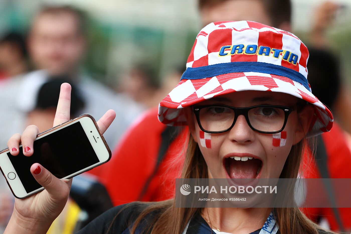 Болельщица сборной Хорватии перед полуфинальным матчем чемпионата мира по футболу между сборными Хорватии и Англии. Место: Россия, Москва. Автор: Антон Денисов/РИА Новости. Болельщики перед матчем ЧМ-2018 по футболу между сборными Хорватии и Англии