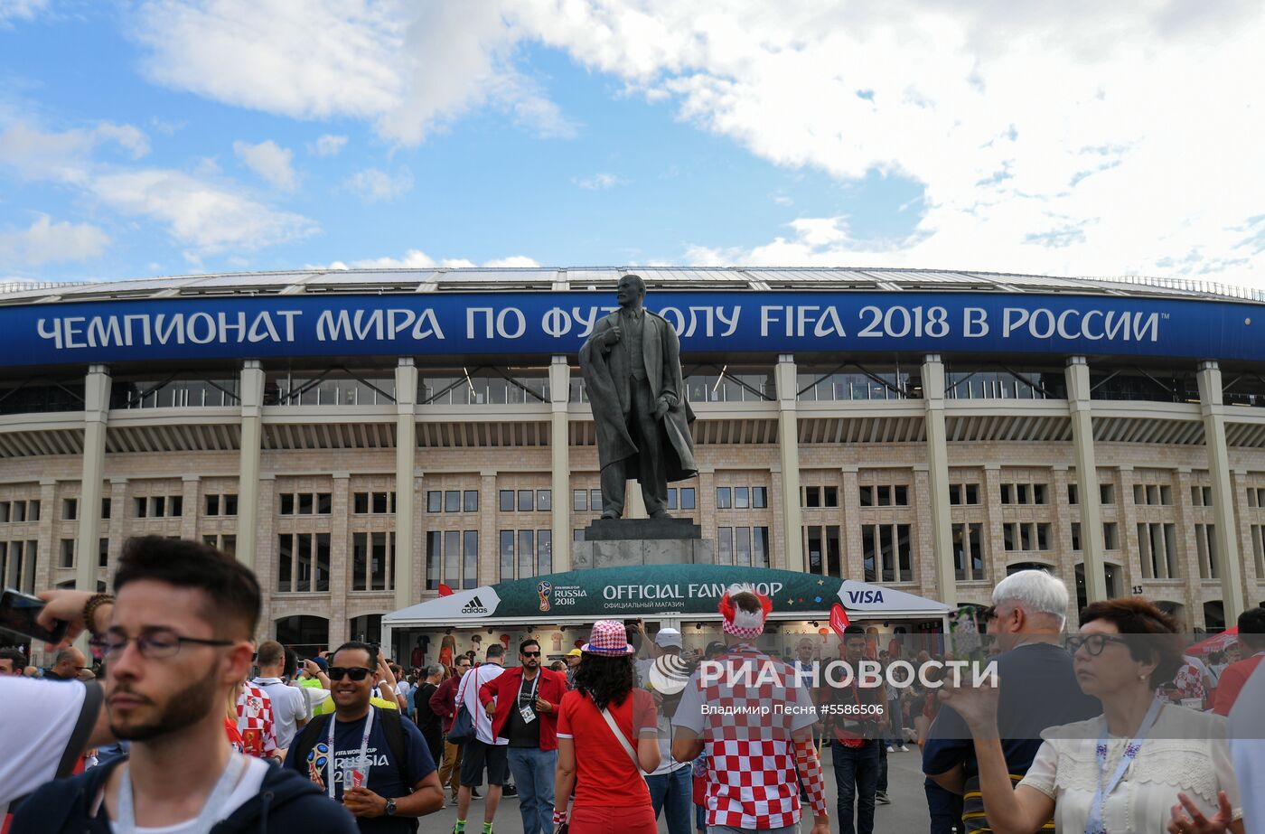 Болельщики перед матчем ЧМ-2018 по футболу между сборными Хорватии и Англии