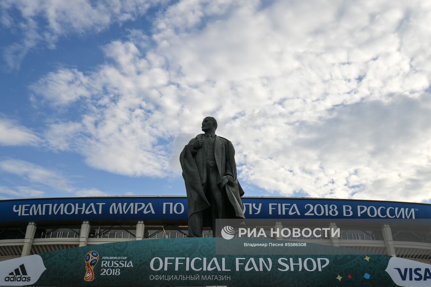 Вывески на стадионе "Лужники", на котором пройдет полуфинальный матч чемпионата мира по футболу между сборными Хорватии и Англии. Место: Россия, Москва. Автор: Владимир Песня/РИА Новости. Болельщики перед матчем ЧМ-2018 по футболу между сборными Хорватии и Англии