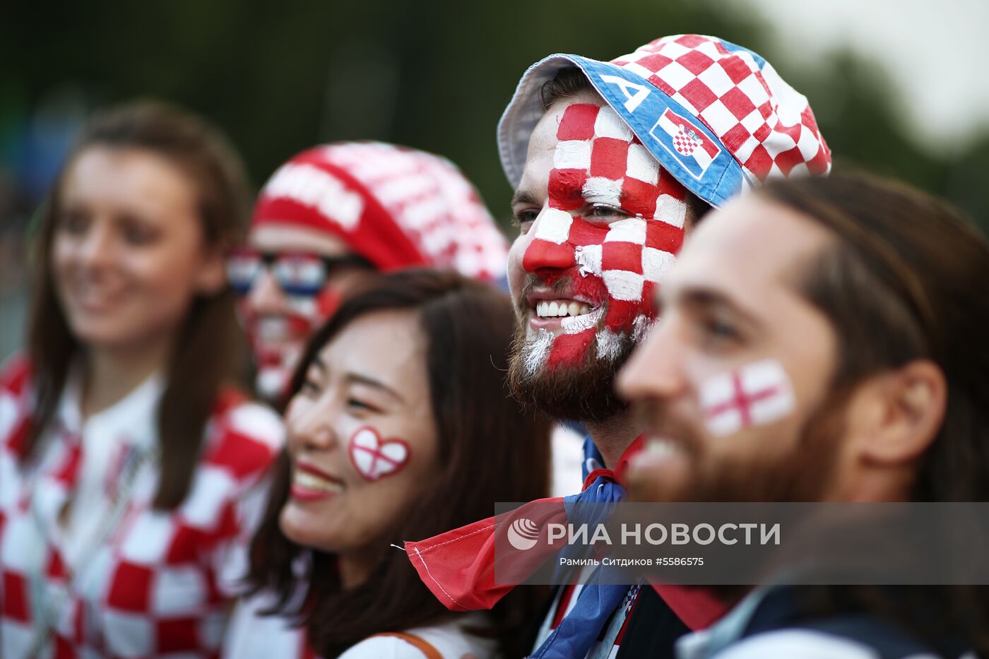 Болельщики перед полуфинальным матчем ЧМ-2018 по футболу между сборными Хорватии и Англии в Москве. Место: Россия, Москва. Автор: Рамиль Ситдиков/РИА Новости. Болельщики перед матчем ЧМ-2018 по футболу между сборными Хорватии и Англии