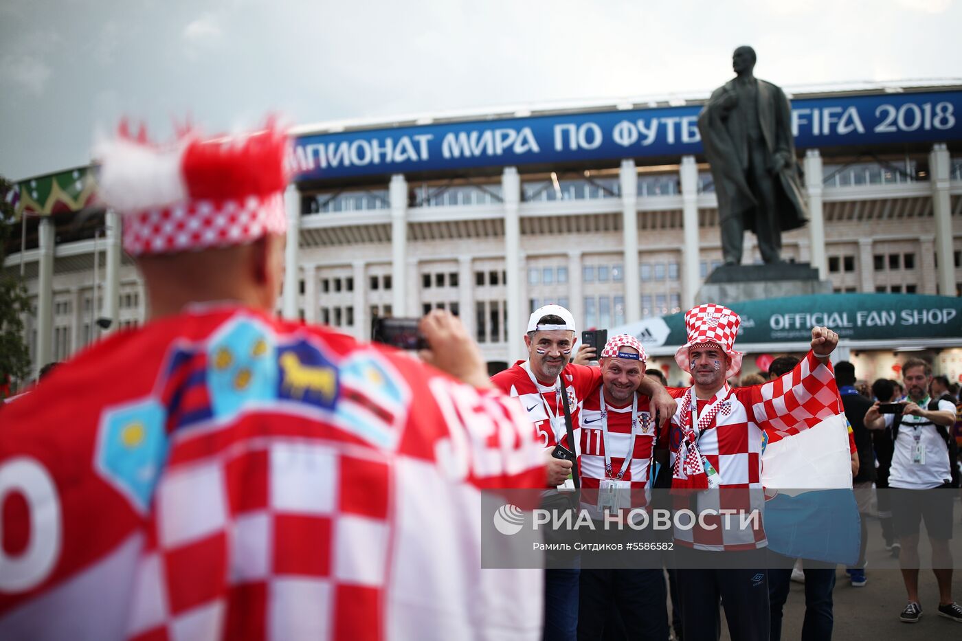 Болельщики перед матчем ЧМ-2018 по футболу между сборными Хорватии и Англии