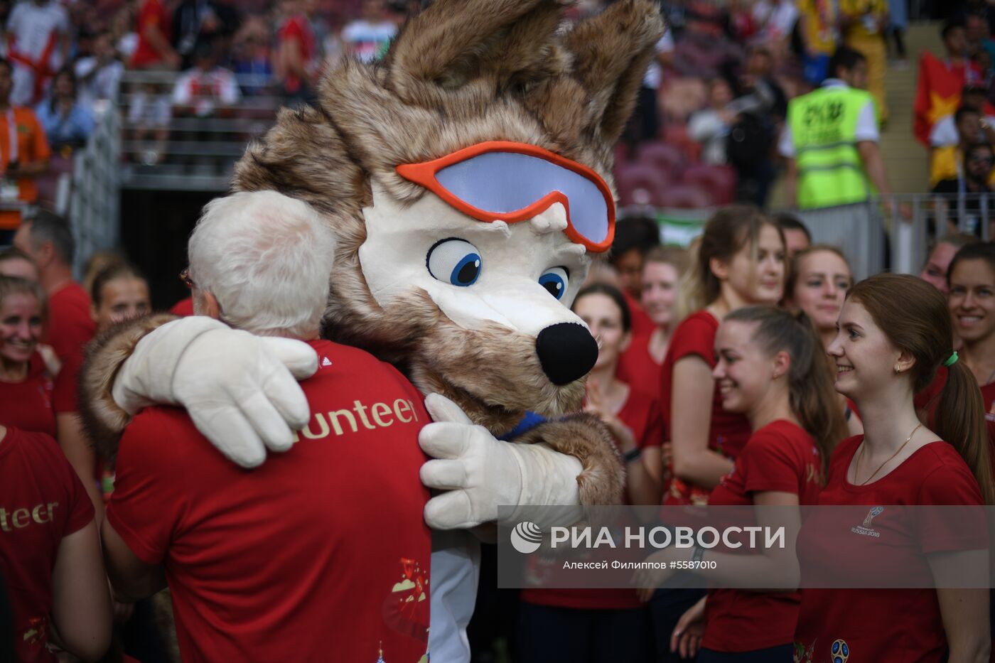 Волонтер обнимается с официальным талисманом чемпионата мира по футболу ФИФА-2018 волком Забивакой перед полуфинальным матчем ЧМ-2018 по футболу между сборными Хорватии и Англии. Место: Россия, Москва. Автор: Алексей Филиппов/РИА Новости. Болельщики перед матчем ЧМ-2018 по футболу между сборными Хорватии и Англии
