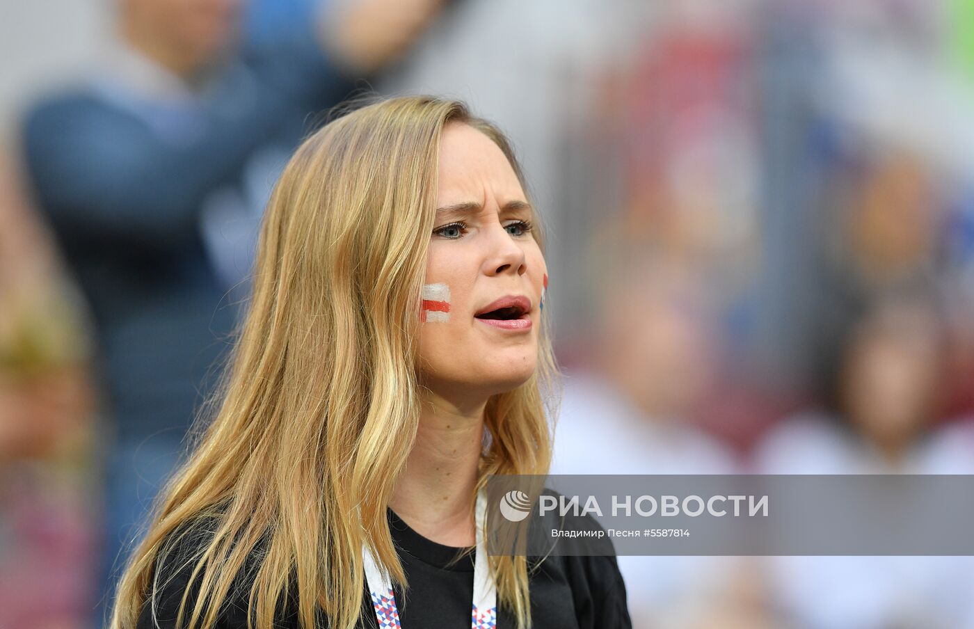 Болельщица перед полуфинальным матчем чемпионата мира по футболу между сборными Хорватии и Англии. Место: Россия, Москва. Автор: Владимир Песня/РИА Новости. Болельщики перед матчем ЧМ-2018 по футболу между сборными Хорватии и Англии