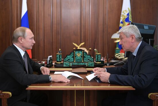 Президент РФ В. Путин встретился с главой Росфинмониторинга Ю. Чиханчиным