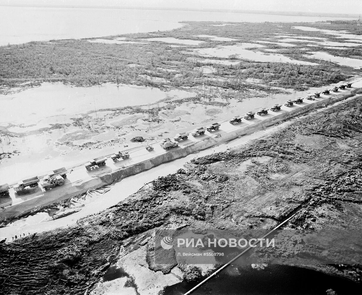 Колонна груза для нефтяников и газовиков Ямала