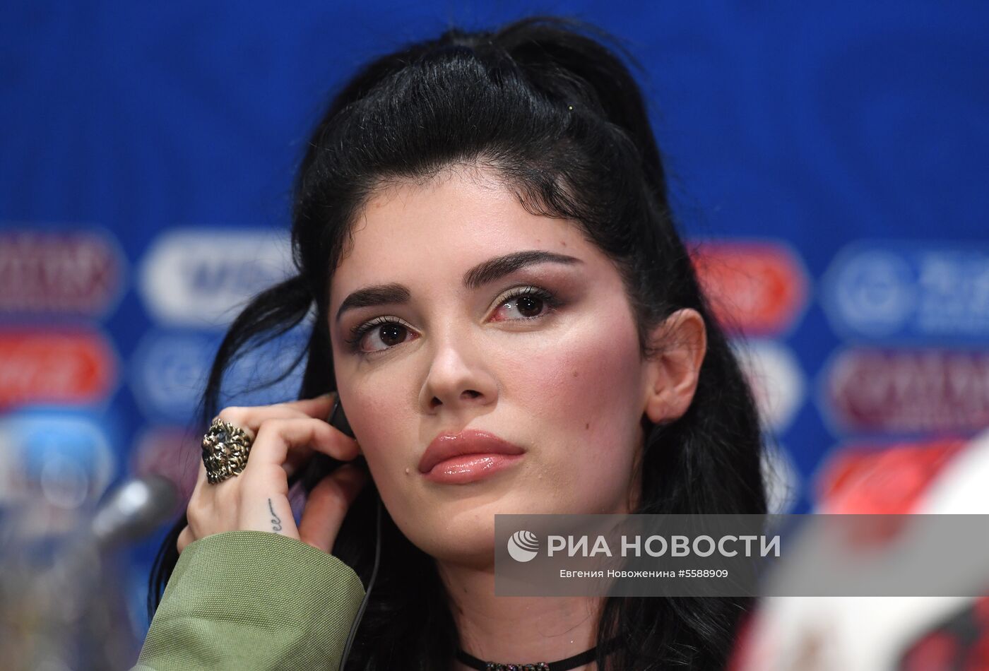 Певица Эра Истрефи на пресс-конференции, посвященной церемонии закрытия ЧМ-2018 по футболу, на стадионе "Лужники" в Москве. Место: Россия, Москва. Автор: Евгения Новоженина/РИА Новости. П/к, посвященная церемонии закрытия ЧМ-2018 по футболу