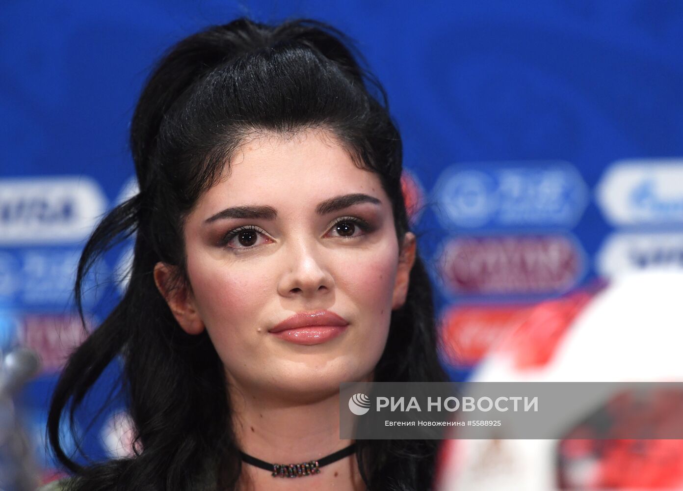 Певица Эра Истрефи на пресс-конференции, посвященной церемонии закрытия ЧМ-2018 по футболу, на стадионе "Лужники" в Москве. Место: Россия, Москва. Автор: Евгения Новоженина/РИА Новости. П/к, посвященная церемонии закрытия ЧМ-2018 по футболу