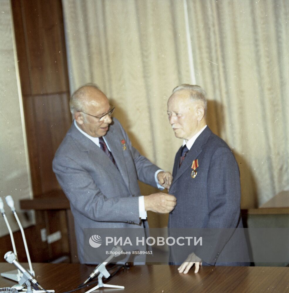 Вручение писателю М.Шолохову ордена Ленина