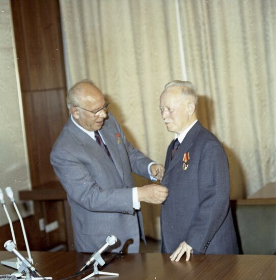 Вручение писателю М.Шолохову ордена Ленина