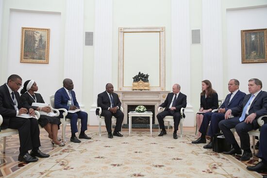 Президент РФ В. Путин встретился с президентом Габона Али бен Бонго Ондимбой