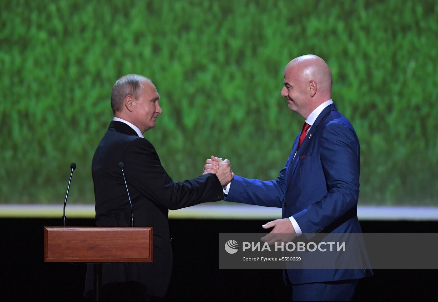 Президент РФ В. Путин посетил гала-концерт звёзд мировой оперы в Большом театре