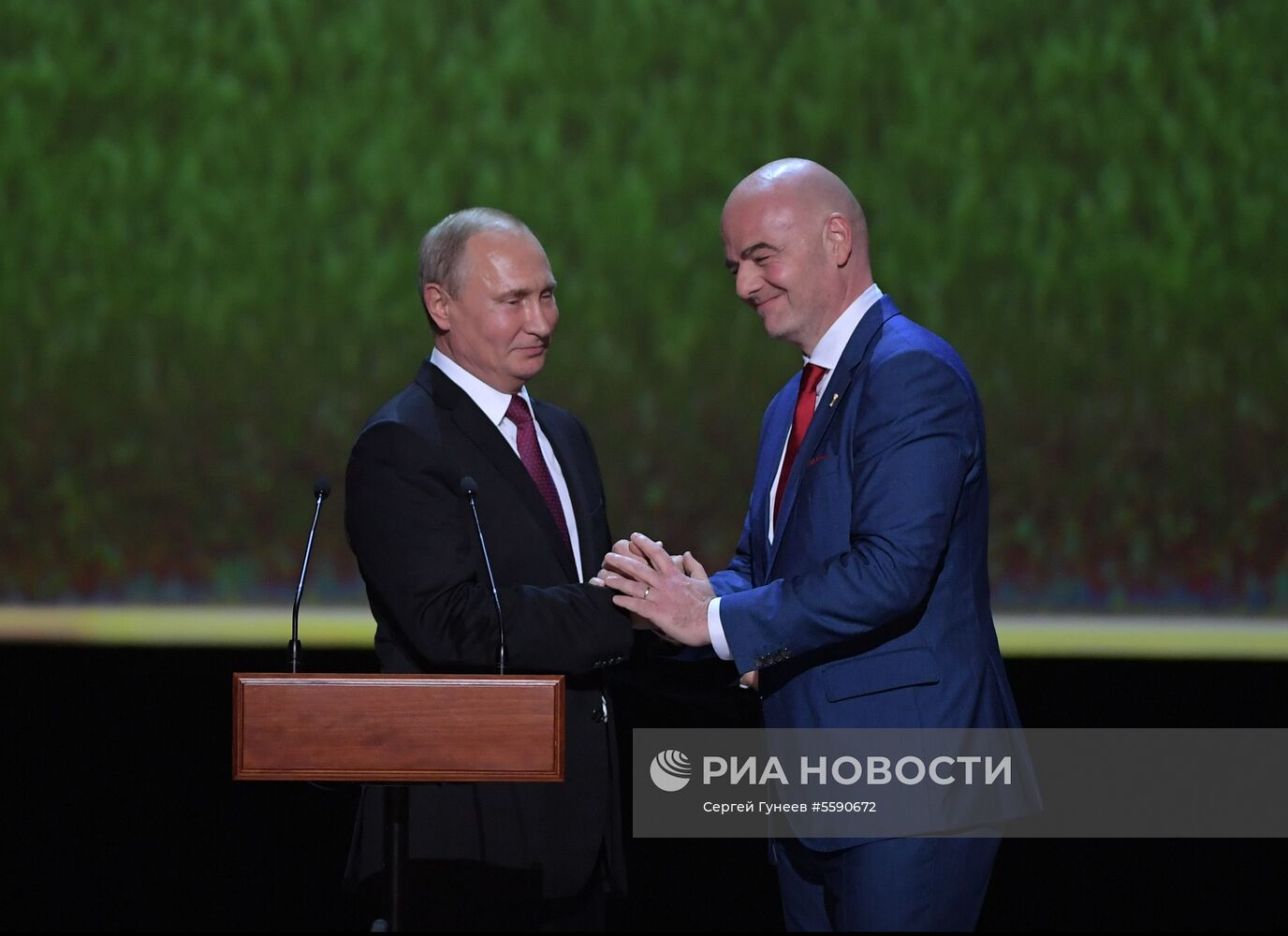 Президент РФ В. Путин посетил гала-концерт звёзд мировой оперы в Большом театре