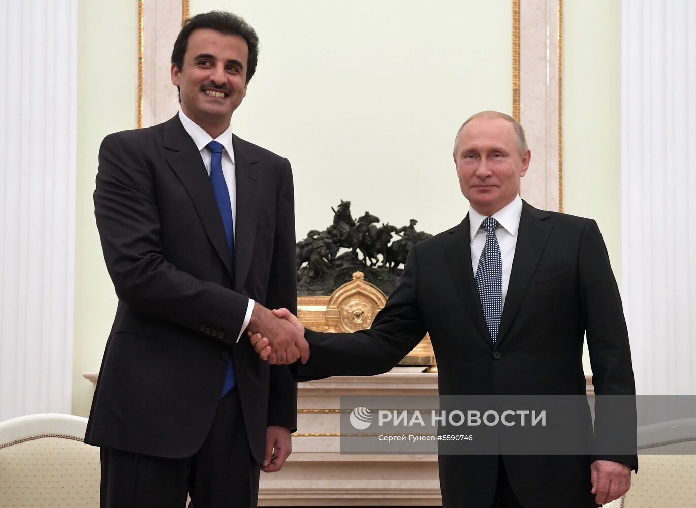 Президент РФ В. Путин встретился с эмиром Катара Т. бен Хамадом Аль Тани