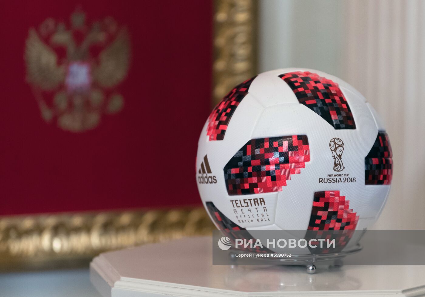 Президент РФ В. Путин принял участие в церемонии передачи Катару полномочий на проведение ЧМ-2022 по футболу
