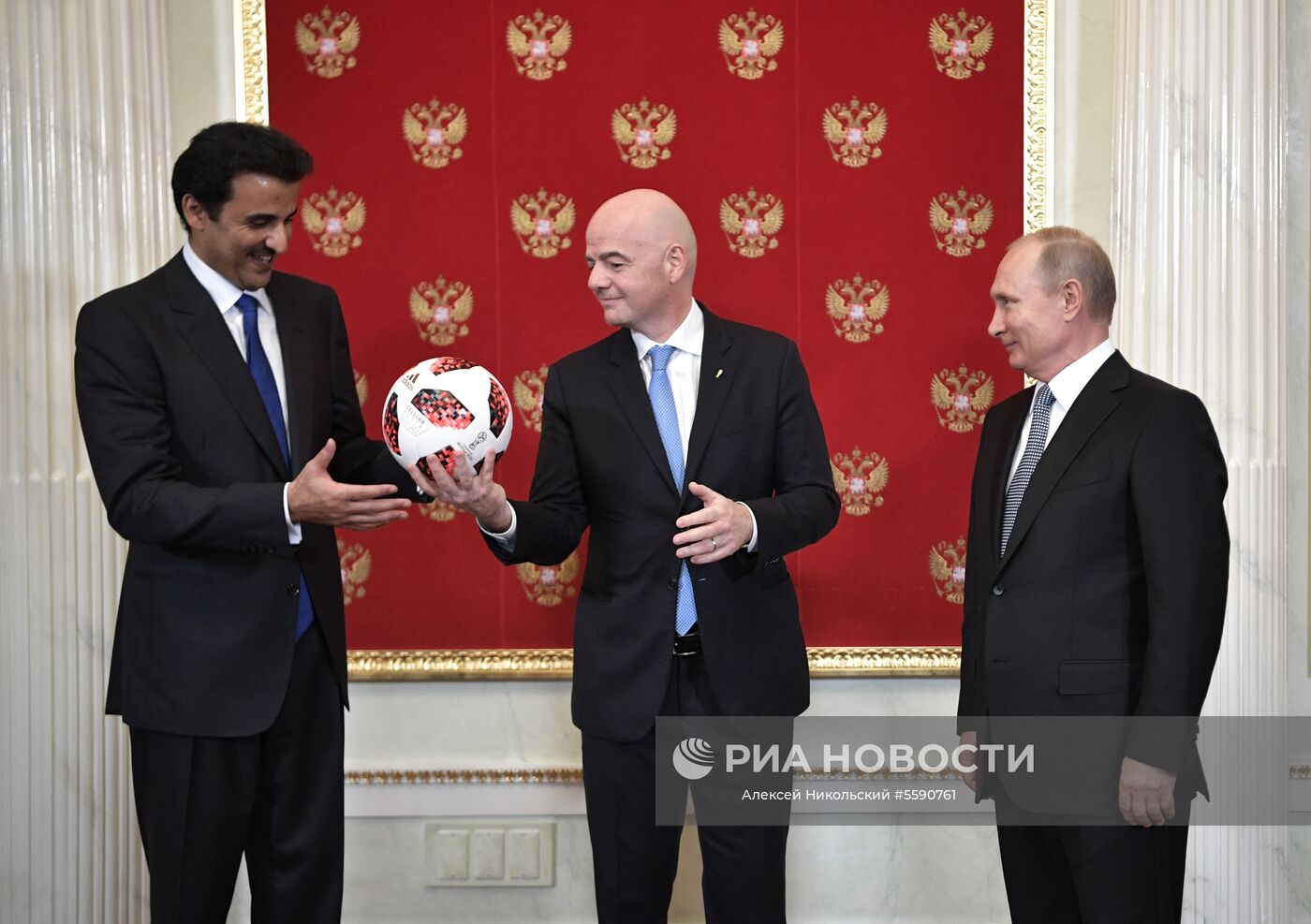 Президент РФ В. Путин принял участие в церемонии передачи Катару полномочий на проведение ЧМ-2022 по футболу