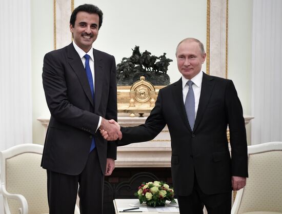 Президент РФ В. Путин встретился с эмиром Катара Т. бен Хамадом Аль Тани