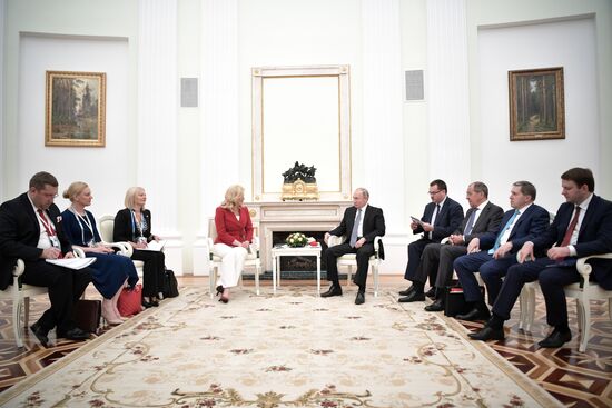 Президент РФ В. Путин встретился с президентом Хорватии К. Грабар-Китарович