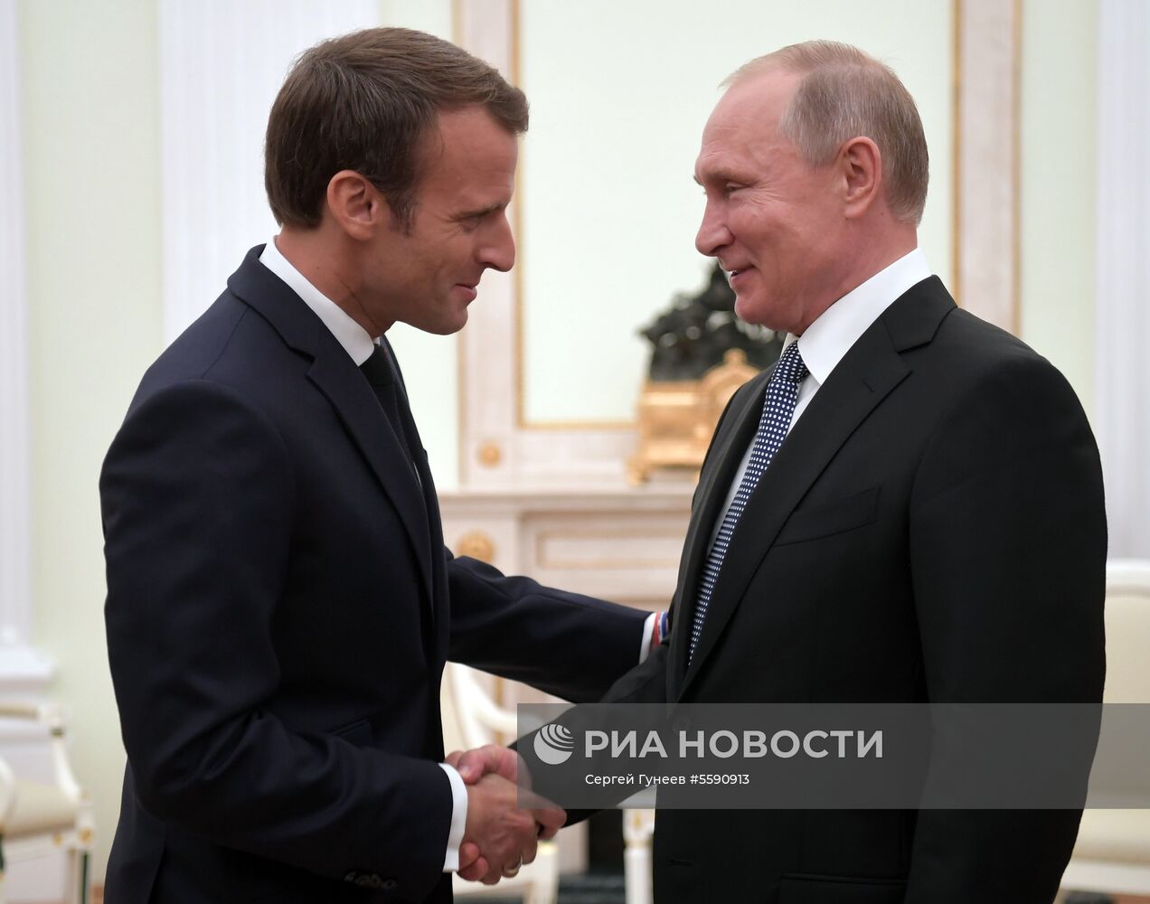 Президент РФ В. Путин встретился с президентом Франции Э. Макроном 