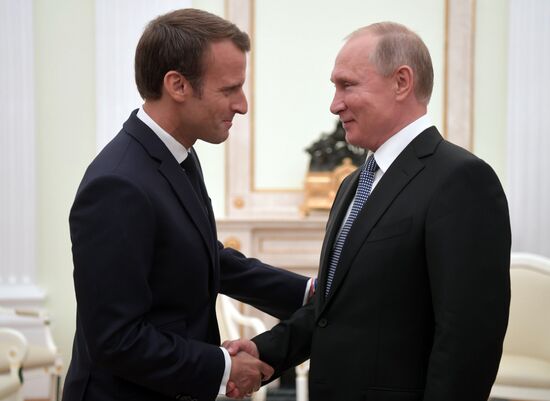 Президент РФ В. Путин встретился с президентом Франции Э. Макроном 