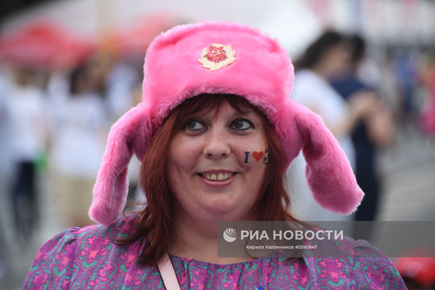 Болельщица в фан-зоне на Воробьевых горах перед финальным матчем чемпионата мира по футболу между сборными Франции и Хорватии. Место: Россия, Москва. Автор: Кирилл Каллиников/РИА Новости. Болельщики ЧМ-2018 по футболу в Москве