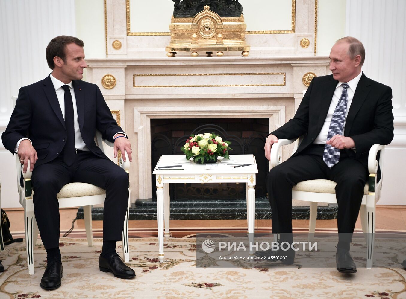 Президент РФ В. Путин встретился с президентом Франции Э. Макроном 