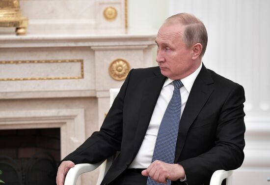 Президент РФ В. Путин встретился с президентом Франции Э. Макроном 