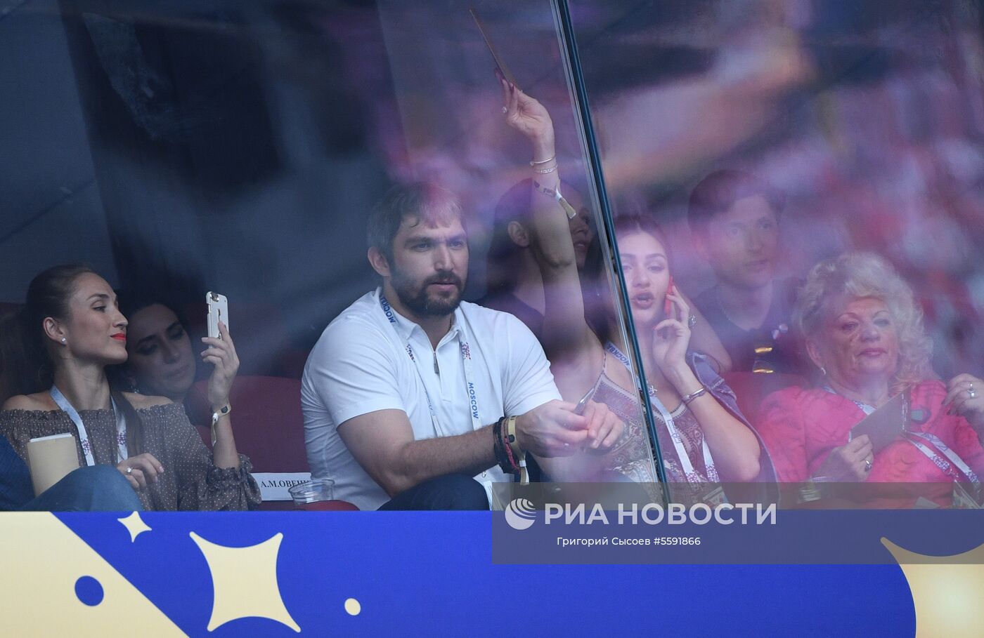 Хоккеист Александр Овечкин перед финальным матчем чемпионата мира по футболу между сборными Франции и Хорватии. Место: Россия, Москва. Автор: Григорий Сысоев/РИА Новости. Почетные гости финала ЧМ-2018 по футболу