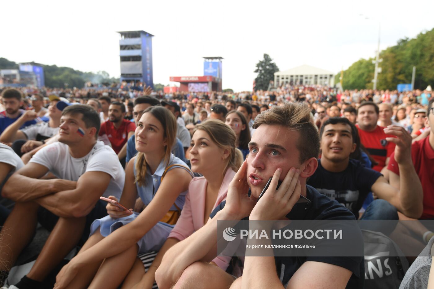 Болельщики в фан-зоне на Воробьевых горах во время финального матча чемпионата мира по футболу между сборными Франции и Хорватии. Место: Россия, Москва. Автор: Кирилл Каллиников/РИА Новости. Болельщики ЧМ-2018 по футболу в Москве
