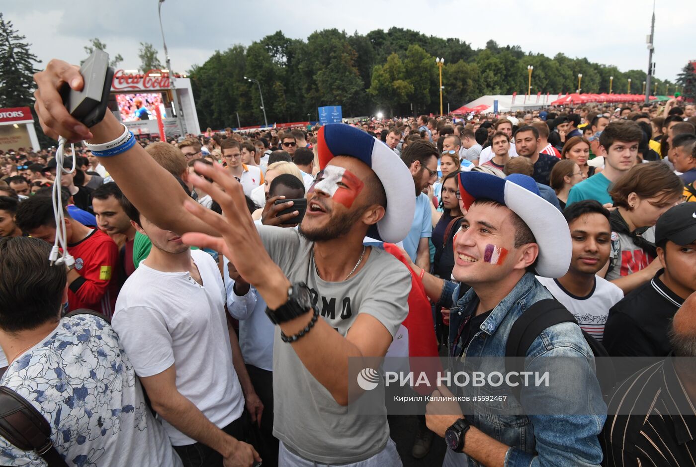 Болельщики сборной Франции в фан-зоне на Воробьевых горах после окончания финального матча чемпионата мира по футболу между сборными Франции и Хорватии. Место: Россия, Москва. Автор: Кирилл Каллиников/РИА Новости. Болельщики ЧМ-2018 по футболу в Москве