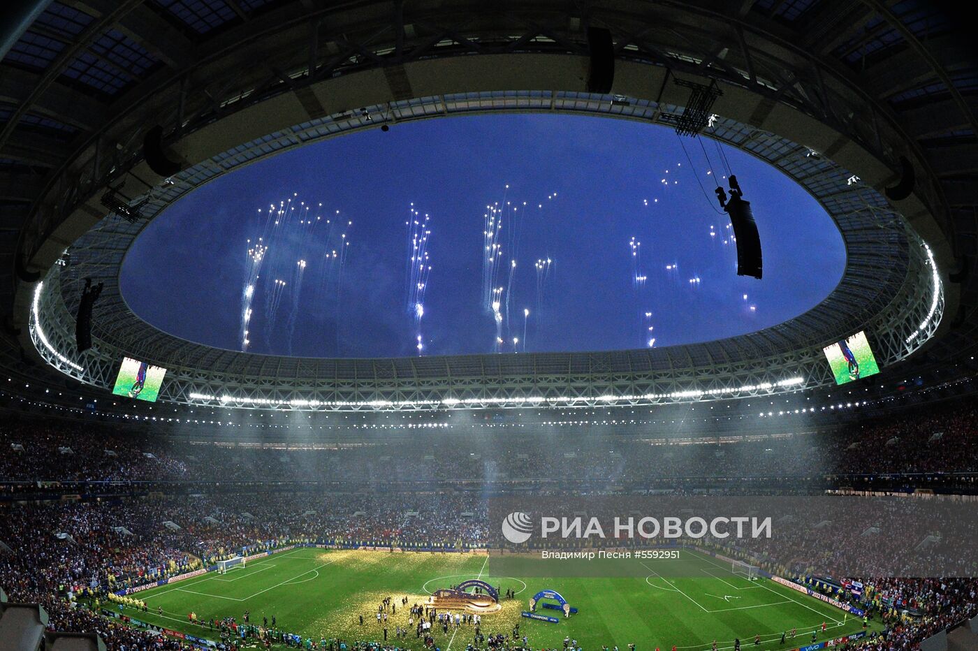 Салют в честь окончания ЧМ-2018 по футболу