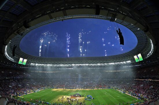 Салют в честь окончания ЧМ-2018 по футболу