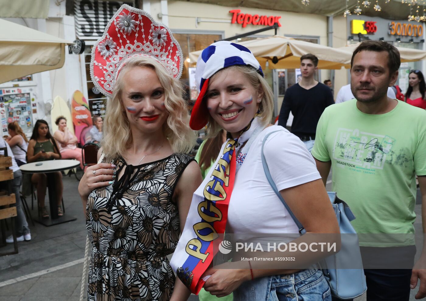 Футбольные болельщики на Никольской улице в Москве после финального матча чемпионата мира по футболу между сборными Франции и Хорватии. Место: Россия, Москва. Автор: Илья Питалев/РИА Новости. Болельщики ЧМ-2018 по футболу в Москве