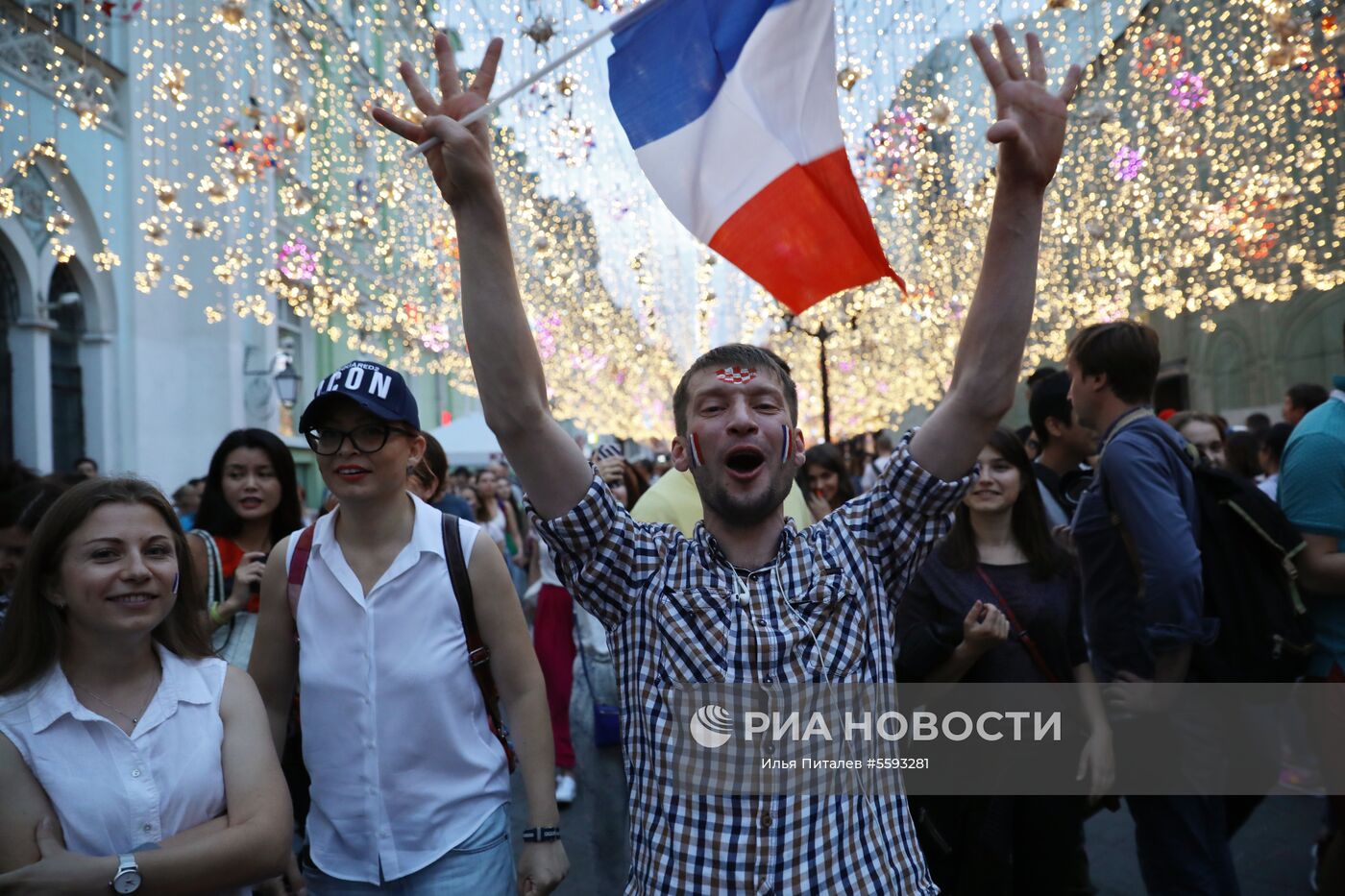 Футбольные болельщики на Никольской улице в Москве после финального матча чемпионата мира по футболу между сборными Франции и Хорватии. Место: Россия, Москва. Автор: Илья Питалев/РИА Новости. Болельщики ЧМ-2018 по футболу в Москве