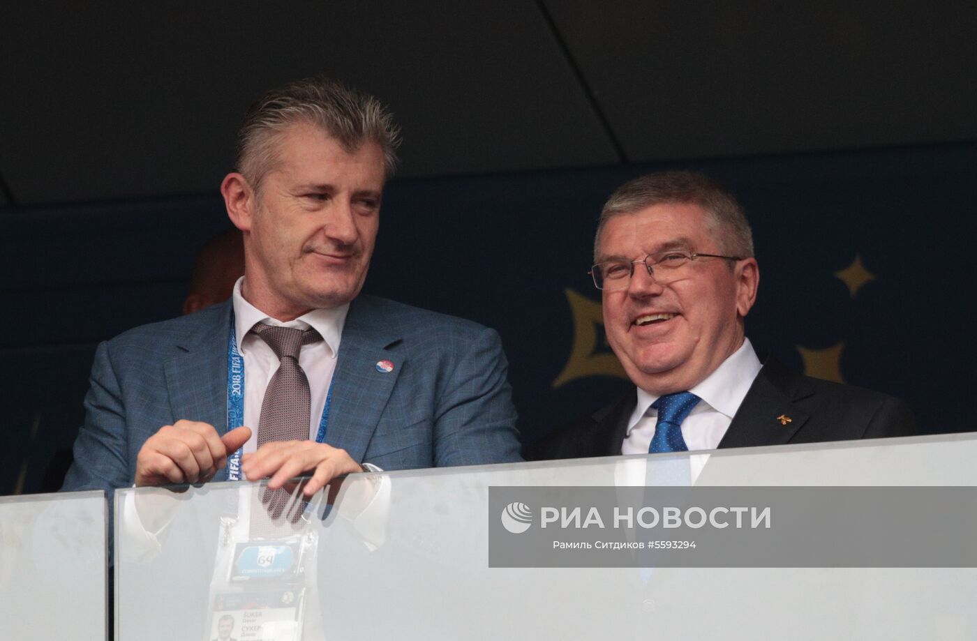 Глава Хорватского футбольного союза Давор Шукер (слева) и президент Международного олимпийского комитета Томас Бах на зрительской трибуне перед финальным матчем чемпионата мира по футболу между сборными Хорватии и Франции. Место: Россия, Москва. Автор: Рамиль Ситдиков/РИА Новости. Почетные гости финала ЧМ-2018 по футболу