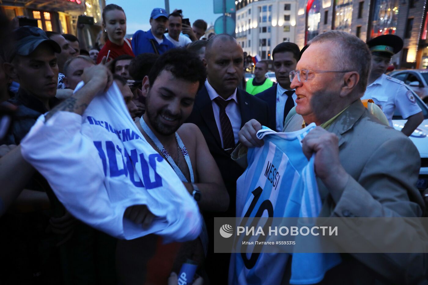 Лидер фракции ЛДПР Владимир Жириновский (справа) и футбольные болельщики на Никольской улице в Москве после финального матча чемпионата мира по футболу между сборными Франции и Хорватии. Место: Россия, Москва. Автор: Илья Питалев/РИА Новости. Болельщики ЧМ-2018 по футболу в Москве