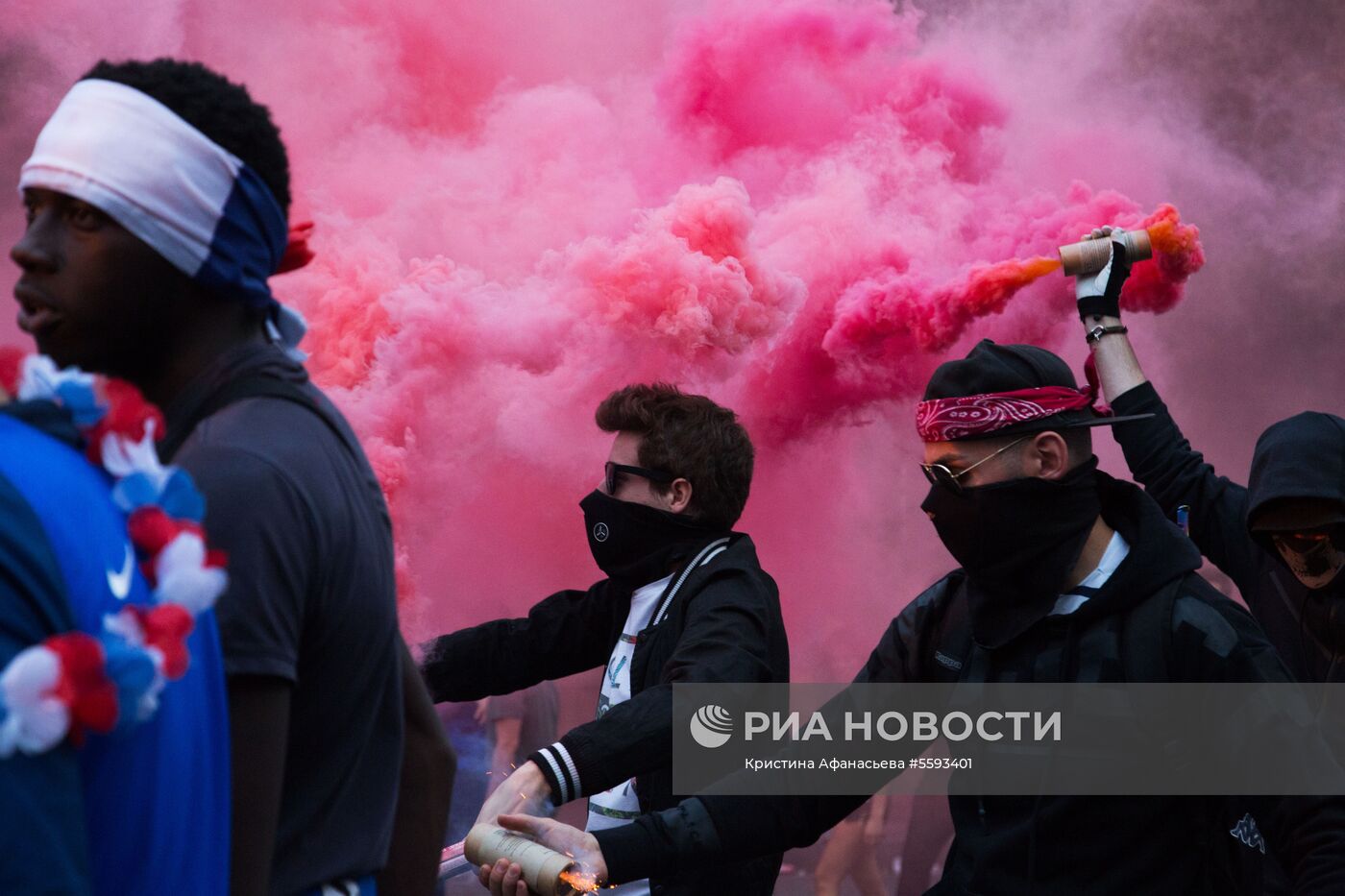 В Париже празднуют победу сборной Франции на ЧМ-2018 по футболу