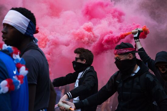 В Париже празднуют победу сборной Франции на ЧМ-2018 по футболу