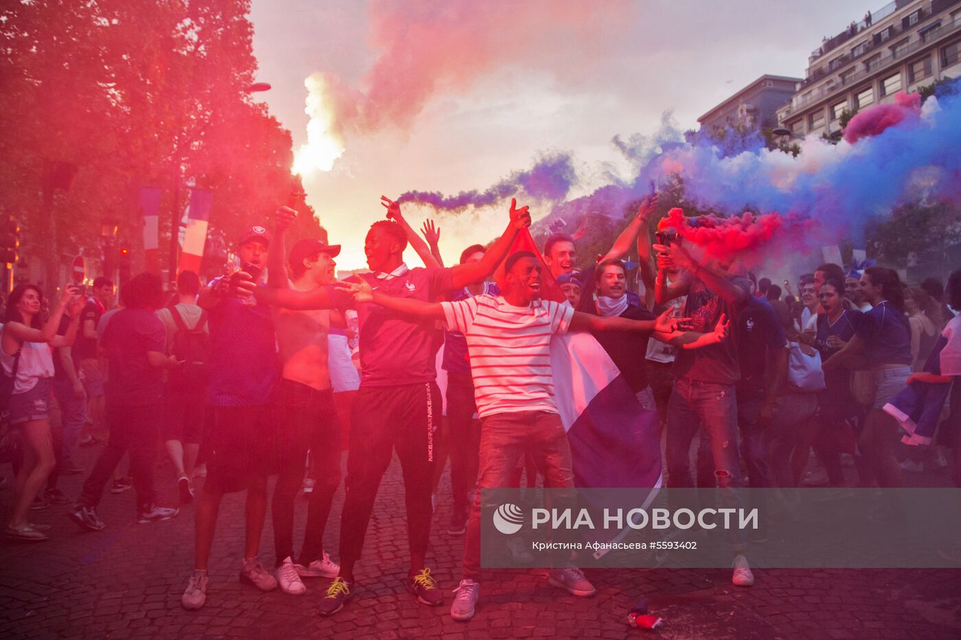 В Париже празднуют победу сборной Франции на ЧМ-2018 по футболу
